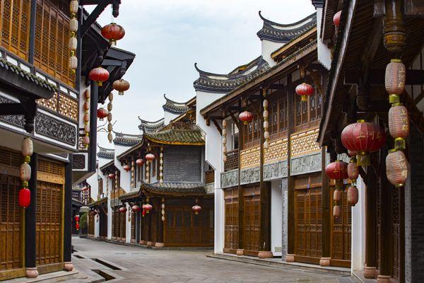 “最大白酒主题基金” 亏了81亿元,招商基金还值得“续杯”吗?